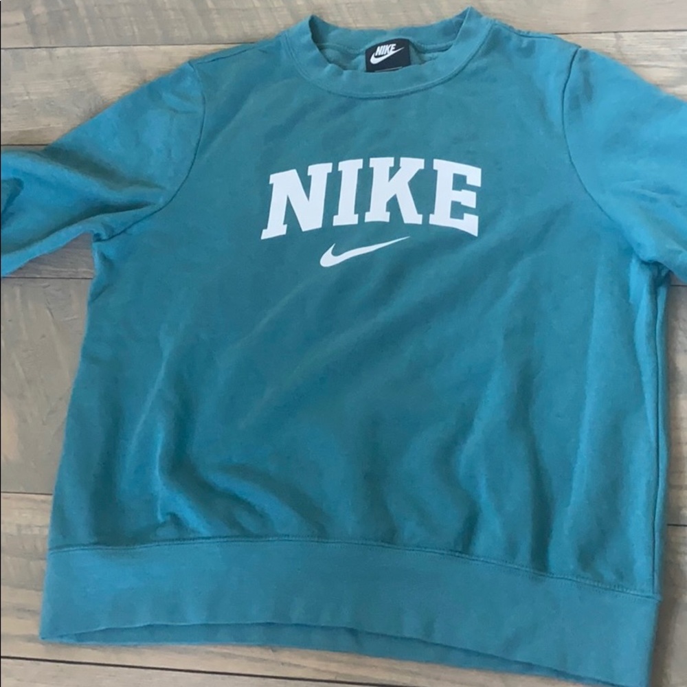 Nike women’s crew neck size medium